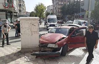 Seyir halindeki iki otomobil çarpıştı: 1 yaralı