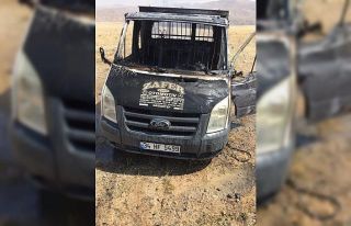 Seyir halindeki kamyonet alev alev yandı