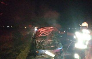 Seyir halindeki otomobil alev alev yandı