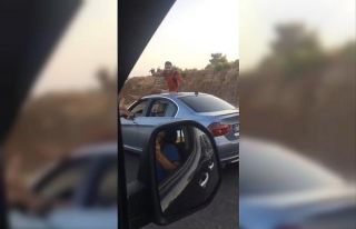 Seyir halindeki otomobilde ’pes’ dedirten görüntüler