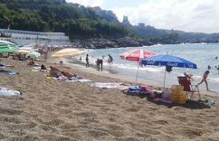 Sıcak havada plaja akın ettiler