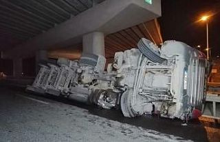 Şile otoyolunda hafriyat yüklü kamyon yan yattı;...