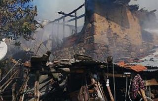 Simav’daki yangında bir ev kül oldu