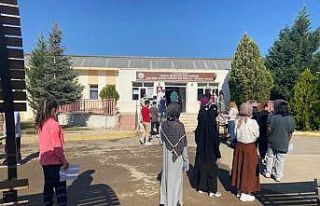 Sınav salonlarında adaylar dışarda aileler ter...