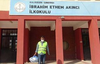 Sındırgı’da öğrencilere renkli maske ve kolonya