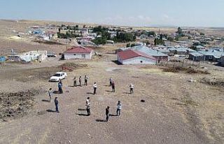 Sinyal yakalayabilmek için 500 metre yol yürüyorlar