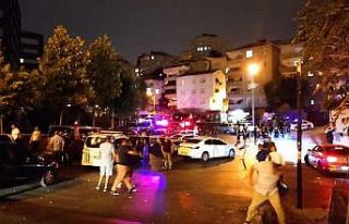 Şişli’de bir kişiyi gözaltına alan polis ekiplerine...
