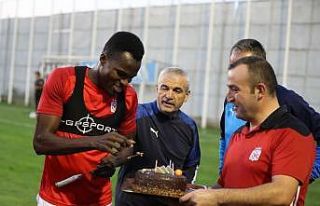 Sivassporlu Cofie’ye sürpriz doğum günü kutlaması