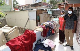 Sokağa atılan aileye Büyükşehir sahip çıktı