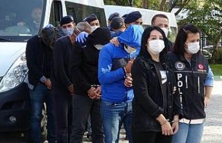 Sokak satıcılarına şafak vakti operasyonunda gözaltına...