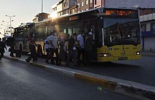 Sosyal mesafe hiçe sayıldı, yolcular otobüse binmek...