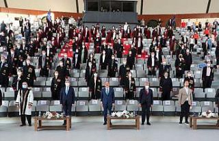 Sosyal mesafeli mezuniyet töreni