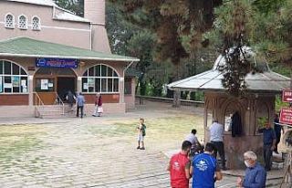 Suluova’da tek kullanımlık seccade dağıtımı