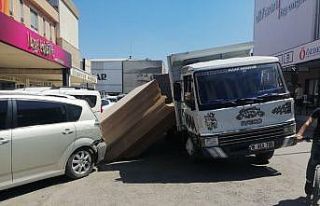 Suntalar park halindeki araçlara ok gibi saplandı