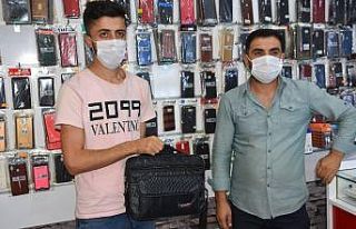 Suriyeli genç kaldırımda bulduğu telefon dolu...