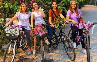 Süslü kadınlar, Köşk’te turladı