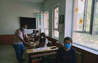 Süt şekeri öğrencilere dağıtılıyor