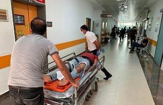 Tabela işçilerin üzerine düştü: 2 yaralı