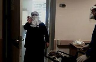 Taburcu olan yaşlı kadın, sağlık çalışanlarına...