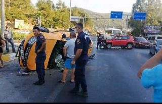 Taksi takla attı kanun sanatçısı yaralandı