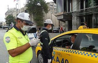 Taksim’de ticari taksilere koronavirüs denetimi
