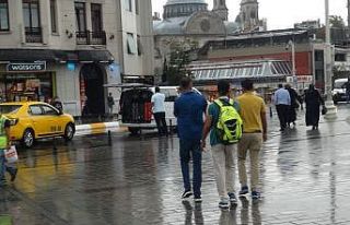 Taksim’de vatandaşlar yağmura hazırlıksız yakalandı