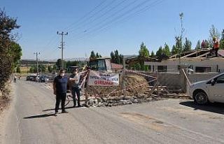 Tapulu arazilerindeki yolu kapatmaları, evlerinin...