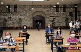 Tarihi Köprülü Mehmet Paşa Kervansarayında ders