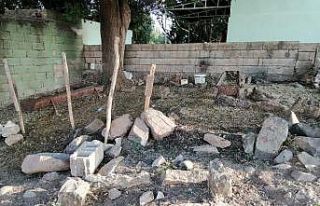 Tarihi türbe çöp içinde kaldı