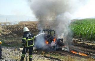 Tarla sürerken yanan traktör kullanılamaz hale...