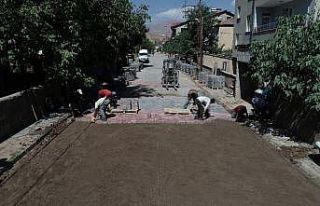 Tatvan’da yol yenileme çalışmaları devam ediyor