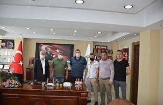 Tekin Doğum gününü kutlayan gazetecilere Kent...