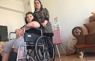 Tekrar yürümek isteyen Belinay arkadaşları ile...