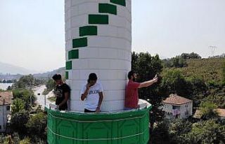 Telefon çekmeyen kırsal mahallede görüşmek için...