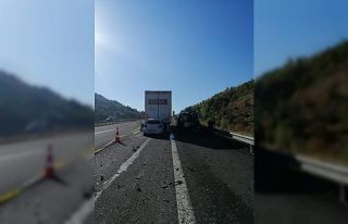 TEM Otoyolu’nda otomobil tırın altına girdi:...