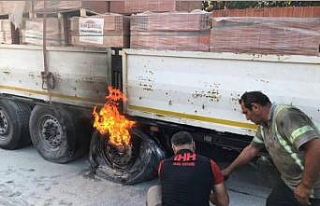 TEM Otoyolu’nda seyir halindeki tırın lastikleri...