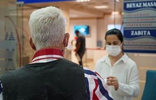 Testi pozitif çıkan vatandaş belediyeye girişte...