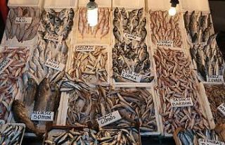 Tezgahlar balıkla doldu taştı, fiyatlar yarı yarıya...