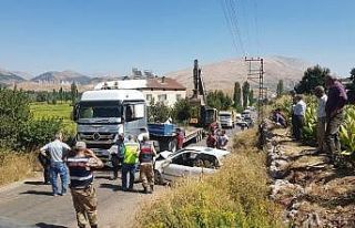 Tır ile otomobil çarpıştı: 3 Yaralı