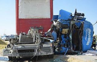 Tırın kabini yerinden koptu: 2 yaralı