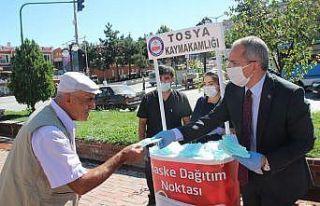 Tosya Kaymakamlığı maske dağıttım standı kurdu