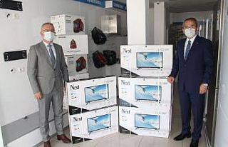 Tosya Kaymakamlığı tarafından 10 öğrenciye televizyon...
