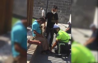 Trafik polisinden örnek davranış