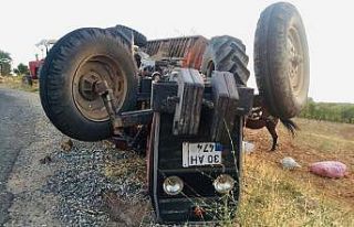 Traktörün altında kalan baba oğul ağır yaralandı