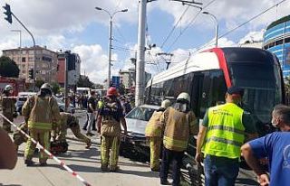 Tramvay otomobile çarptı: 1 yaralı