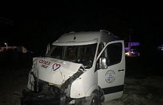 Tur minibüsüyle taksi çarpıştı: 2 turist yaralı