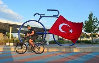 Türk bayraklı bisikletiyle Lüleburgaz’a geldi