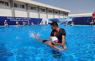 Türk ve Suriyeli çocuklar yüzerek kaynaşıyor
