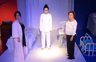 Üç kadın hikayesi, Kuşadası Belediye tiyatrosu...