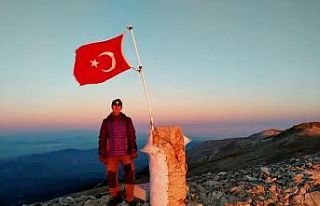 Uludağ zirvesine 4 metrelik bayrak direği
